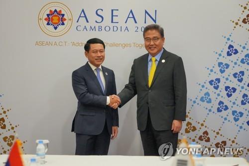 Top diplomats of S. Korea and Laos discuss bilateral ties, cooperation