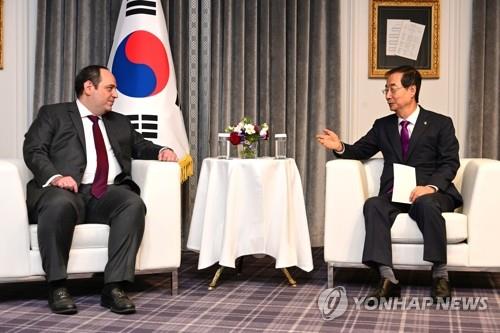 South Korean Prime Minister Han Duck-soo (R) talks with Dimitri Kerkentzes, secretary general of the Bureau International des Expositions (BIE), in Paris on June 22, 2022, in this file photo provided by Han's office. Han attended a BIE general assembly to make a presentation on South Korea's bid to host the 2030 World Expo in its largest port city of Busan. (PHOTO NOT FOR SALE) (Yonhap)
