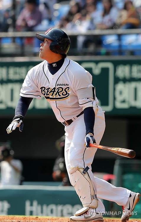 In this file photo from April 21, 2013, Kim Dong-joo of the Doosan Bears hits a single against the Hanwha Eagles during the bottom of the fourth inning of a Korea Baseball Organization regular season game at Jamsil Baseball Stadium in Seoul. (Yonhap)