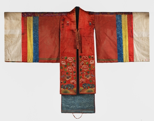 This image provided by the Los Angeles County Museum of Art (LACMA) shows traditional Korean ceremonial clothing from Joseon Dynasty (1392-1910) in its possession. (PHOTO NOT FOR SALE) (Yonhap)