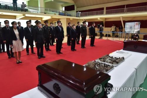 South Korean and Chinese officials attend an event casketing remains of Chinese troops killed during the 1950-53 Korean War at a temporary facility in Incheon, west of Seoul, on Sept. 15, 2022, in this photo released by the defense ministry. (PHOTO NOT FOR SALE) (Yonhap)