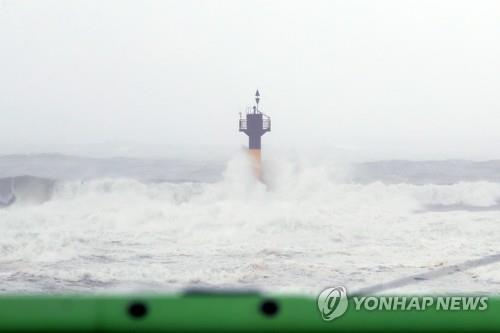 High waves churn the waters off Pohang, 272 kilometers southeast of Seoul, on Sept. 19, 2022, as Typhoon Nanmadol brushes past South Korea. (Yonhap)