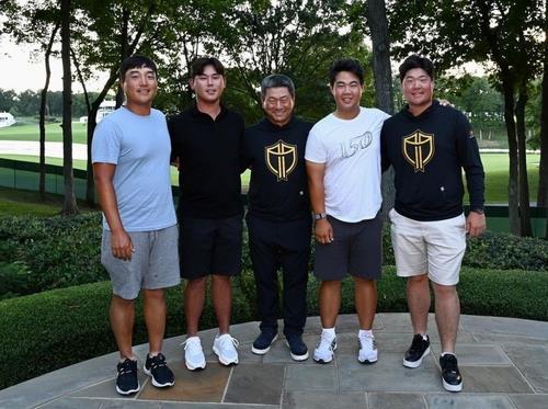 The South Korean members of the International Team at the 2022 Presidents Cup pose for a group photo on Sept. 7, 2022, in this photo captured from Im Sung-jae's Instagram page. From left are Lee Kyoung-hoon, Kim Si-woo, non-playing assistant captain Choi Kyoung-ju, Kim Joo-hyung and Im. (PHOTO NOT FOR SALE) (Yonhap)