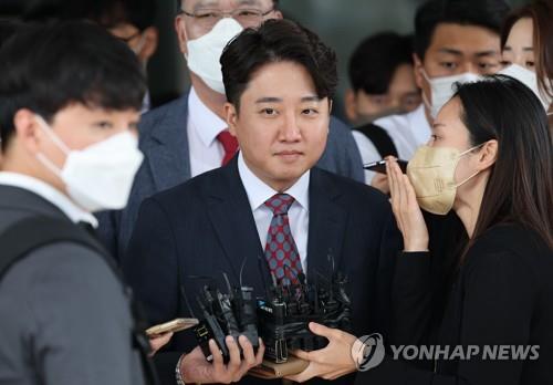 Former People Power Party Chairman Lee Jun-seok speaks to the press as he leaves the Seoul Southern District Court after attending a questioning, in this file photo taken Sept. 28, 2022. (Pool photo) (Yonhap)
