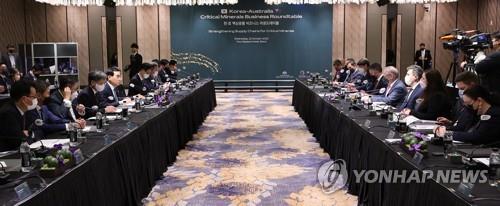Officials of South Korea and Australia hold a business roundtable in Seoul on Oct. 12, 2022. (Yonhap)
