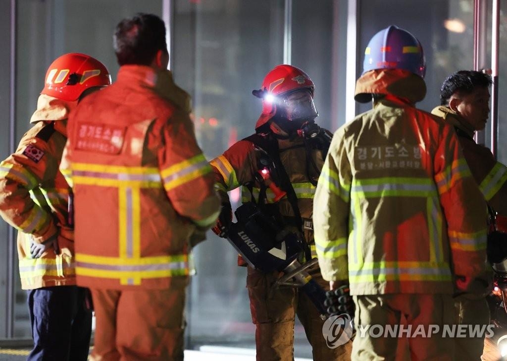 Firefighters work at the SK C&C data center located in Pangyo, just south of Seoul, on Oct. 15, 2022. (Yonhap) 