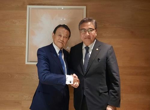 S. Korean foreign minister, ex-Japanese PM discuss ways to improve bilateral ties
