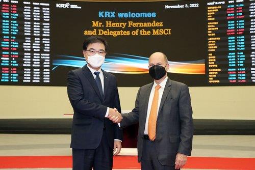 Henry A. Fernandez (R), chairman and chief executive of the MSCI, shakes hands with Sohn Byung-doo, chairman of the South Korean bourse operator Korea Exchange (KRX), in KRX's Seoul headquarters on Nov. 3, 2022, in this photo provided by the KRX. (PHOTO NOT FOR SALE) (Yonhap) 