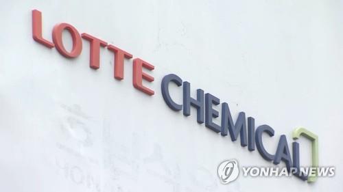 (LEAD) Lotte Chemical to raise 1.1 tln won to finance takeover