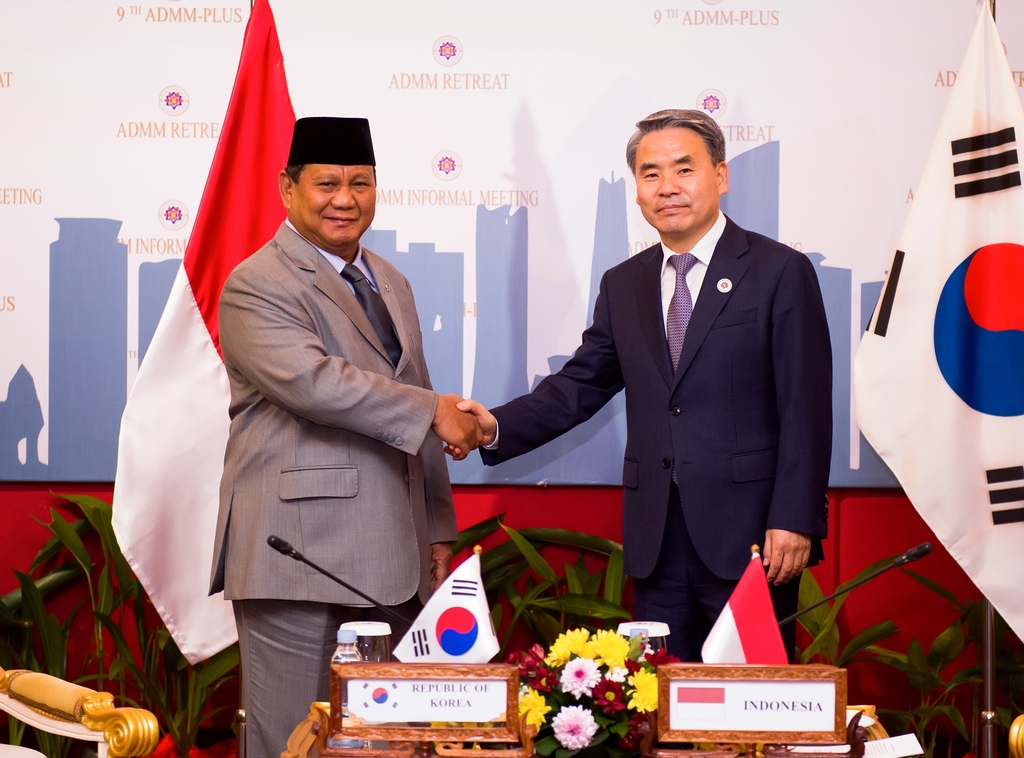 South Korea's Defense Minister Lee Jong-sup shakes hands with his Indonesian counterpart Prabowo Subianto in Siem Reap, Cambodia, on Nov. 22, 2022, in this photo released by Lee's office the next day. (PHOTO NOT FOR SALE) (Yonhap)
