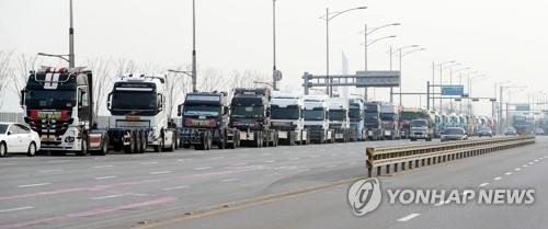 Truck cabs are parked along a road in front of a container terminal in Incheon, west of Seoul, on Nov. 24, 2022, as unionized truckers affiliated with the Korean Confederation of Trade Unions launched a nationwide strike to demand the government permanently scrap the phaseout of a temporary freight rate system guaranteeing a basic wage for truck drivers. (Yonhap)