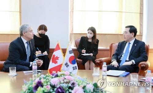 This photo, provided by South Korea's industry ministry, shows Industry Minister Lee Chang-yang (R) holding talks with his Canadian counterpart, Francois-Philippe Champagne, in Seoul. (PHOTO NOT FOR SALE) (Yonhap)
