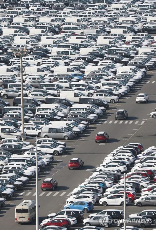 This photo, taken Jan. 27, 2022, shows a Hyundai Motor Co. pier in Ulsan, 410 kilometers southeast of Seoul, packed with cars waiting to be shipped. South Korea's auto exports came in at US$42.6 billion last year, up 23 percent on-year and the highest in seven years. (Yonhap) 