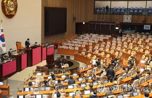 The National Assembly passes a motion calling for the dismissal of Interior Minister Lee Sang-min on Dec. 11, 2022. (Yonhap)