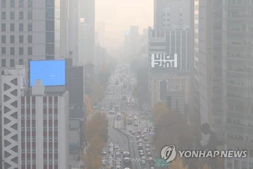 This undated file photo shows central Seoul blanketed in fine dust. (Yonhap)