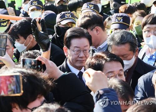 El líder de la oposición, Lee Jae-myung (centro), llega a la sucursal de Seongnam de la Oficina del Fiscal del Distrito de Suwon, ubicada justo al sur de Seúl, el 10 de enero de 2023. (Yonhap)