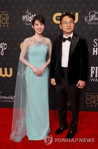 Actress Park Eun-bin and director Yoo In-sik of the hit South Korean TV series "Extraordinary Attorney Woo" arrive for the 28th annual Critics Choice Awards in Los Angeles on Jan. 15, 2023, in this Reuters photo. (Yonhap) 