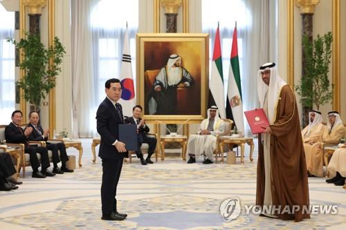 South Korean Industry Minister Lee Chang-yang (L) poses for a photo after holding a ceremony to sign a memorandum of understanding on industry cooperation with the United Arab Emirates in Abu Dhabi on Jan. 15, 2023. (Yonhap) 