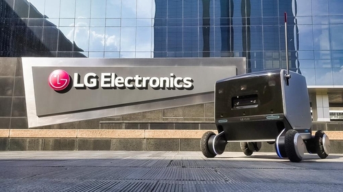 This file photo provided by LG Electronics Inc. on July 13, 2021, shows the company's new indoor-outdoor delivery robot. (PHOTO NOT FOR SALE) (Yonhap)