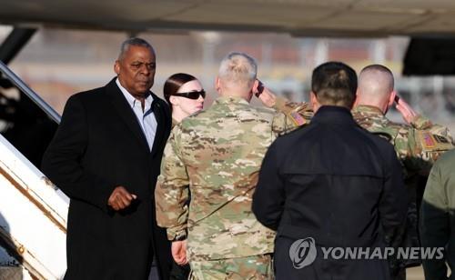 El secretario de Defensa de EE. UU., Lloyd Austin (izquierda), llega a la base aérea de Osan en Pyeongtaek, a unos 65 kilómetros al sur de Seúl, el 30 de enero de 2023. (Foto de grupo) (Yonhap)
