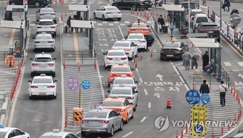 Taxis gather at a stop in front of Seoul Station in the capital on Jan. 31, 2023. (Yonhap)