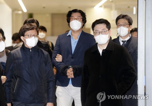 In this file photo taken Jan. 17, 2023, Kim Seong-tae (C), former chairman of underwear maker Ssangbangwool Group, arrives at Incheon International Airport, west of Seoul, from Thailand. (Pool photo) (Yonhap)