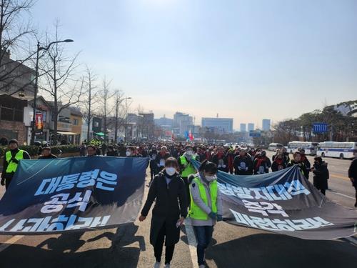 Families of the victims of the Itaewon crowd crush and other participants march on a street in central Seoul on Feb. 4, 2023, a day before the 100th day of the accident. (Yonhap)