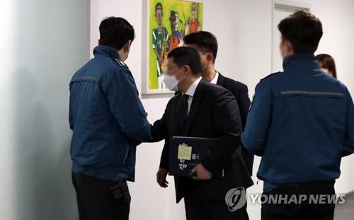 Prosecution officials prepare to enter an office of the Gyeonggi provincial government in Suwon, 34 kilometers south of Seoul, on Feb. 22, 2023, during a raid related to a former Ssangbangwool Group chairman's cash transfers to North Korea. (Yonhap)