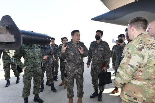 Joint Chiefs of Staff (JCS) Chairman Gen. Kim Seung-kyum (C) meets troops participating in the Exercise Teak Knife on Feb. 27, 2023, in this photo released by his office. (PHOTO NOT FOR SALE) (Yonhap)