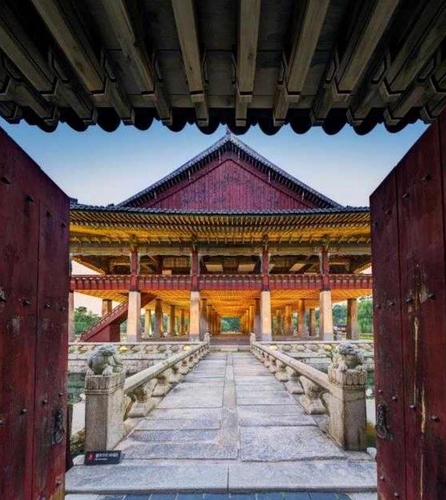 Gyeonghoeru, the pavilion inside Gyeongbok Palace used for banquets for the king and his subjects and foreign emissaries, is seen in this photo provided by the Cultural Heritage Administration. (PHOTO NOT FOR SALE) (Yonhap)