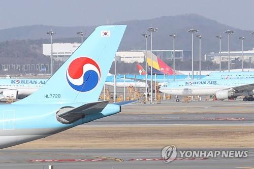 Airplanes are parked at Incheon International Airport. (Yonhap)