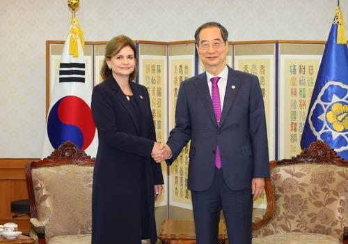 South Korean Prime Minister Han Duck-soo (R) shakes hands with Dominican Republic Vice President Raquel Pena during a meeting at the government office complex in Seoul on April 6, 2023, in this photo provided by the Prime Minister's Office. (PHOTO NOT FOR SALE) (Yonnap)