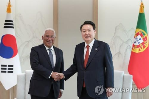 South Korean President Yoon Suk Yeol (R) shakes hands with Portugal's Prime Minister Antonio Costa ahead of their meeting in Seoul on April 12, 2023, in this photo provided by Yoon's office. (PHOTO NOT FOR SALE) (Yonhap)