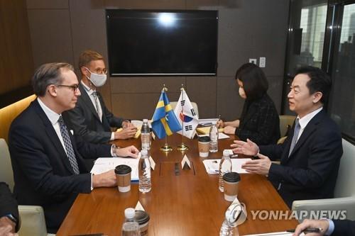 This file photo, provided by South Korea's industry ministry, shows a meeting between senior South Korean and Swedish officials in Seoul on Nov. 15, 2022. (PHOTO NOT FOR SALE) (Yonhap)