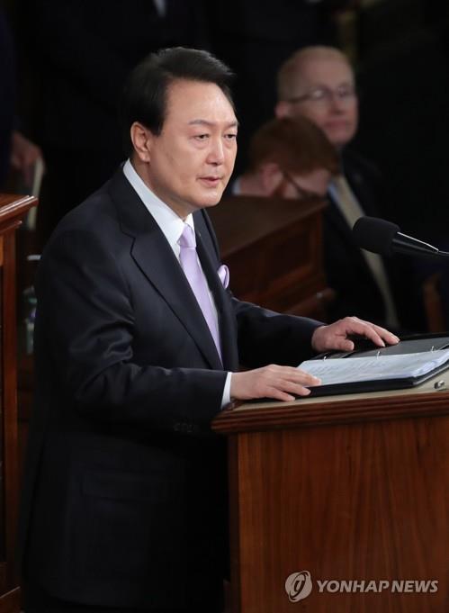 South Korean President Yoon Suk Yeol addresses a joint session of Congress in the House Chamber of the U.S. Capitol in Washington on April 27, 2023. (Yonhap)