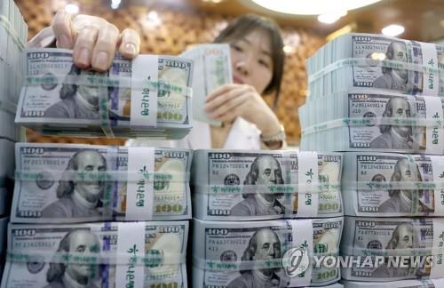 Foreign reserves grow in April on dollar's fall
