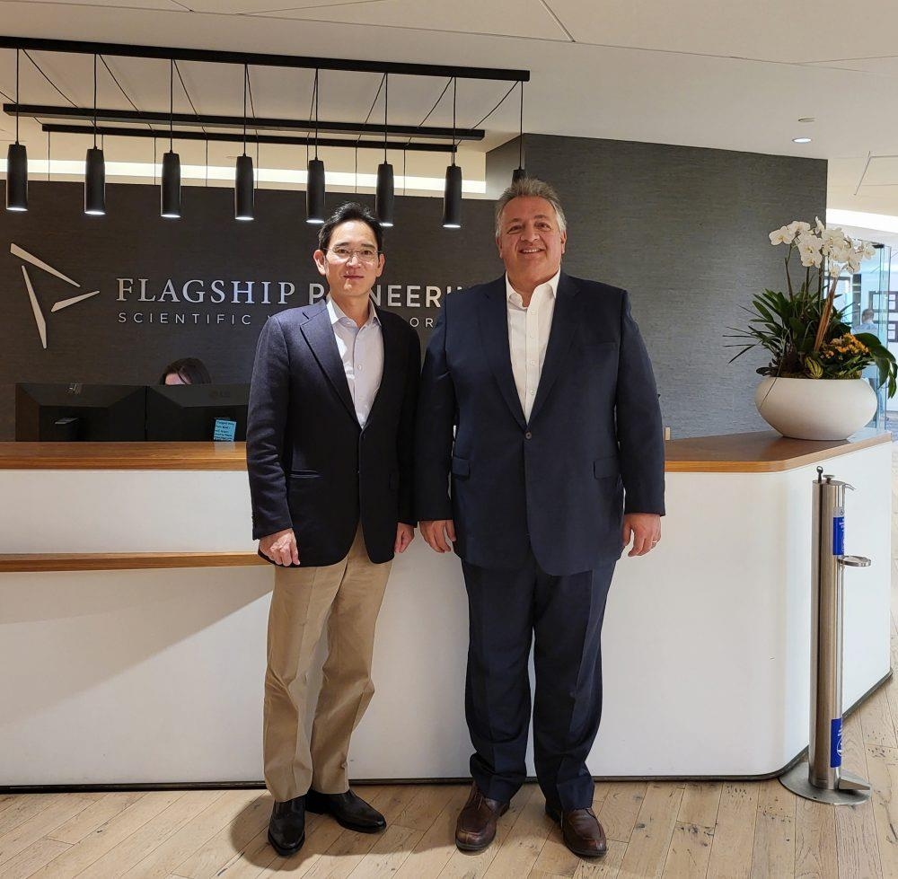 Le Président Exécutif De Samsung Electronics, Lee Jae-Yong (À Gauche), Pose Pour Une Photo Avec Noubar Afeyan, Qui Dirige Flagship Pioneering, Aux États-Unis, En Novembre 2021, Sur Cette Photo Publiée Par Le Géant Technologique Sud-Coréen Le 7 Mai 2023. ( Photo Pas A Vendre) (Yonhap)