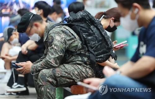 (LEAD) Defense ministry to expand trial program to allow enlistees' mobile phone use