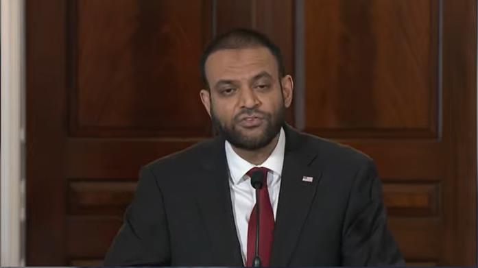 En esta imagen capturada, se ve a Rashad Hussain, embajador general para la libertad religiosa internacional, hablando durante una conferencia de prensa en el departamento de estado en Washington el 15 de mayo de 2023.  (Yonhap)