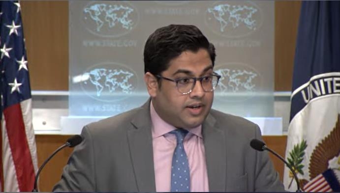 En esta imagen capturada, se ve a Vedant Patel, portavoz adjunto del Departamento de Estado, respondiendo preguntas durante una conferencia de prensa diaria en el departamento de estado en Washington el 15 de mayo de 2023.  (Yonhap)