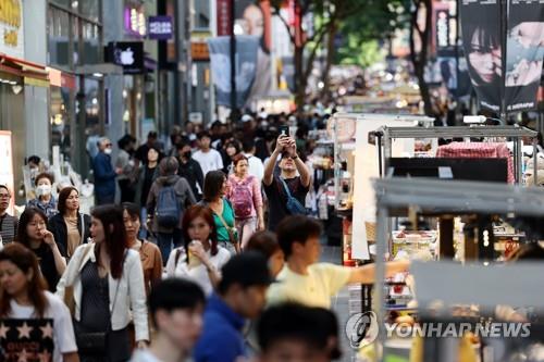 (LEAD) S. Korea's new COVID-19 cases climb to over 20,000 amid eased restrictions