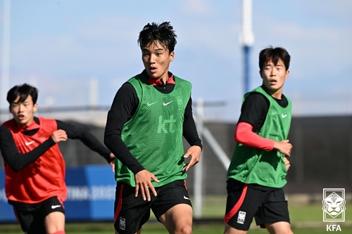 Hwang In-taek (C), defender for the South Korean men's under-20 national football team, participates in a training session at Club Deportivo Cruz Training Center in Mendoza, Argentina, in preparation for the FIFA U-20 World Cup on May 19, 2023, in this photo provided by the Korea Football Association. (PHOTO NOT FOR SALE) (Yonhap)