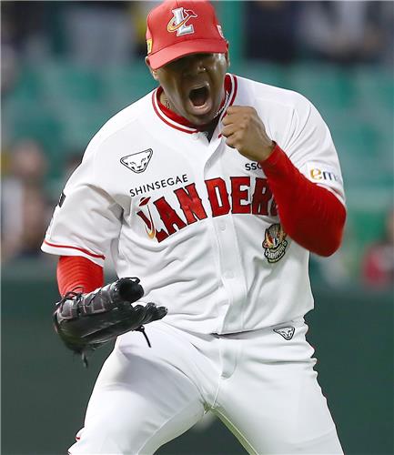 SSG Landers starter Roenis Elias celebrates after recording an out against the LG Twins during a Korea Baseball Organization regular season game at Incheon SSG Landers Field in Incheon, some 30 kilometers west of Seoul, on May 24, 2023, in this photo provided by the Landers. (PHOTO NOT FOR SALE) (Yonhap)