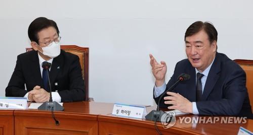 This file photo shows the main opposition Democratic Party leader Lee Jae-myung (L) having a meeting with Chinese Ambassador to South Korea Xing Haiming at the National Assembly in Seoul. (Yonhap)