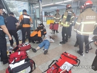(LEAD) 14 injured as escalator reverses at Sunae Station in Bundang