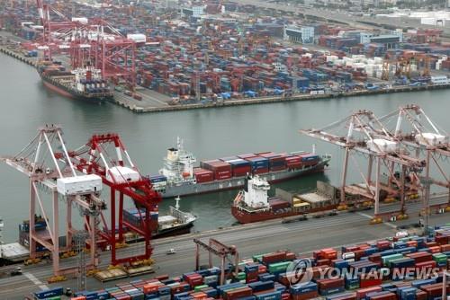 This file photo shows a port in the southeastern city of Busan on May 22, 2023. (Yonhap) 