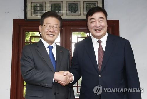 Lee Jae-myung (L), leader of the country's main opposition Democratic Party, shakes hands with China's Ambassador to South Korea Xing Haiming at the latter's residence in central Seoul on June 8, 2023. (Pool photo) (Yonhap)