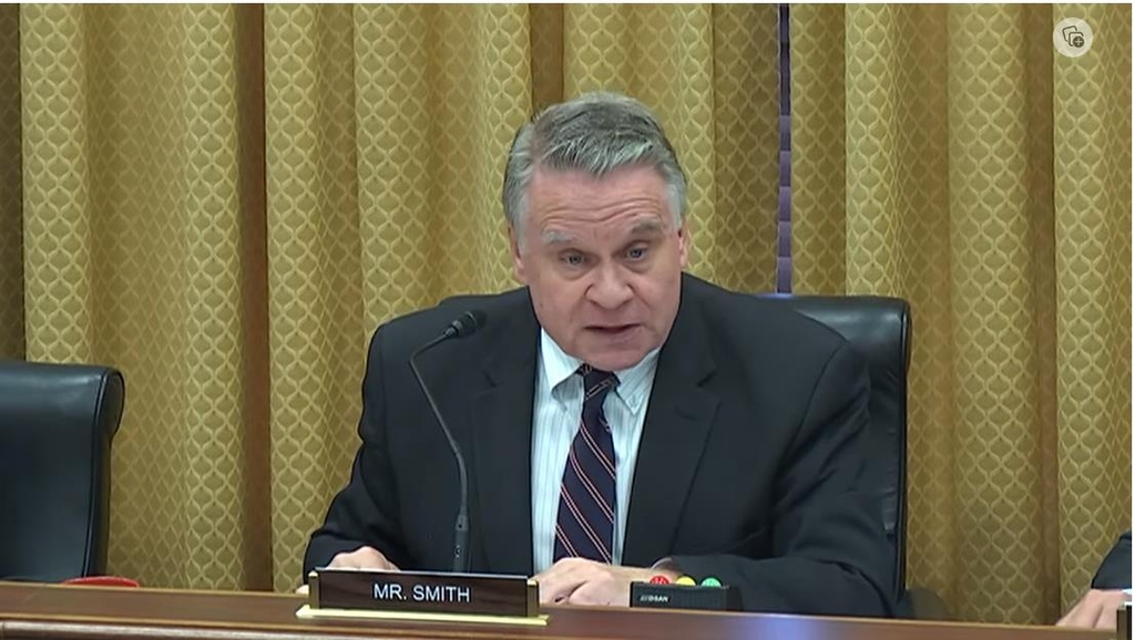 En esta imagen capturada, se ve al representante Chris Smith (R-NJ) hablando durante una audiencia especial de la Comisión Ejecutiva del Congreso sobre China sobre los refugiados de Corea del Norte y el peligro inminente de una repatriación forzada desde China en Washington el 13 de junio de 2023.  (Yonhap) 