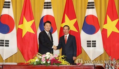El presidente de Corea del Sur, Yoon Suk Yeol (izquierda), posa para una foto con su homólogo vietnamita, Vo Van Thuong, durante sus conversaciones en el palacio presidencial de Hanoi el 23 de junio de 2023. (Yonhap)
