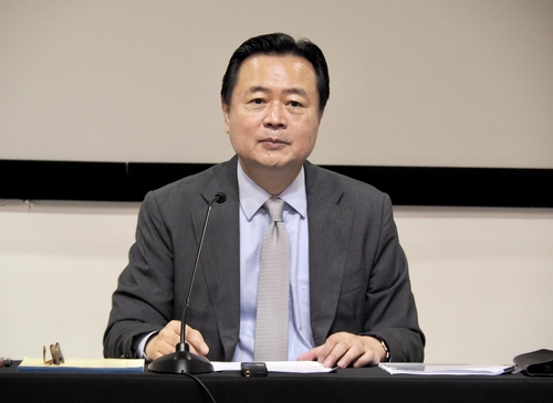 El embajador de Corea del Sur en Estados Unidos, Cho Hyun-dong, habla durante una reunión con reporteros en Washington el 28 de junio de 2023. (Washington Press Corps-Yonhap)